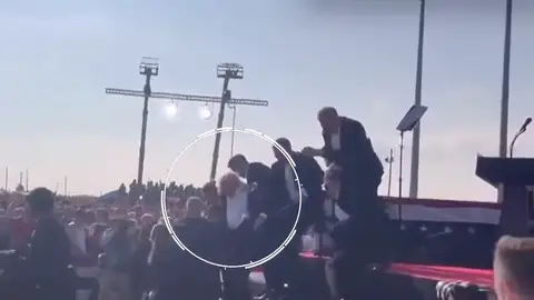 Trump detrás del atril en su intento de asesinato Trump detrás del atril en su intento de asesinato