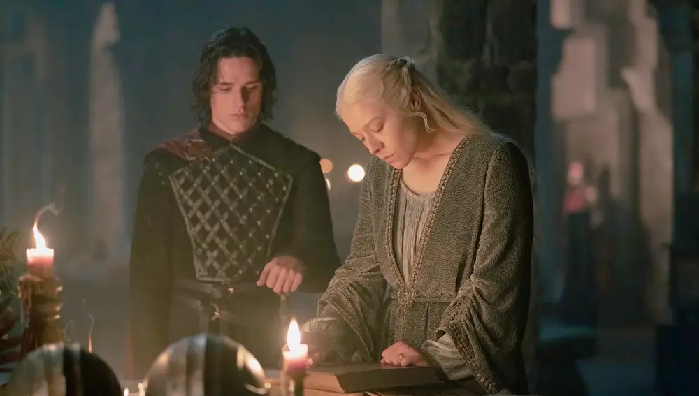 Harry Collett y Emma D'Arcy como Jacearys y Rhaenyra en el 2x05 de La Casa del Dragón Harry Collett y Emma D'Arcy como Jacearys y Rhaenyra en el 2x05 de La Casa del Dragón