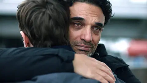 En el último capítulo de Secretos de familia: Eren continúa con su venganza mientras Tuğçe gana una importante batalla: ¡Por fin ha despertado! En el último capítulo de Secretos de familia: Eren continúa con su venganza mientras Tuğçe gana una importante batalla: ¡Por fin ha despertado!