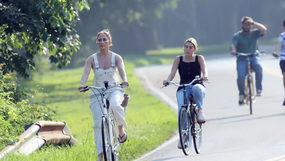 Jennifer Lopez en Los Hamptons montando en bicicleta Jennifer Lopez en Los Hamptons montando en bicicleta