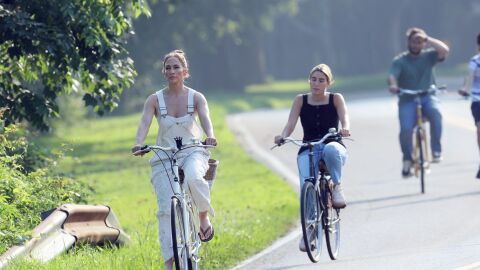 Jennifer Lopez en Los Hamptons montando en bicicleta