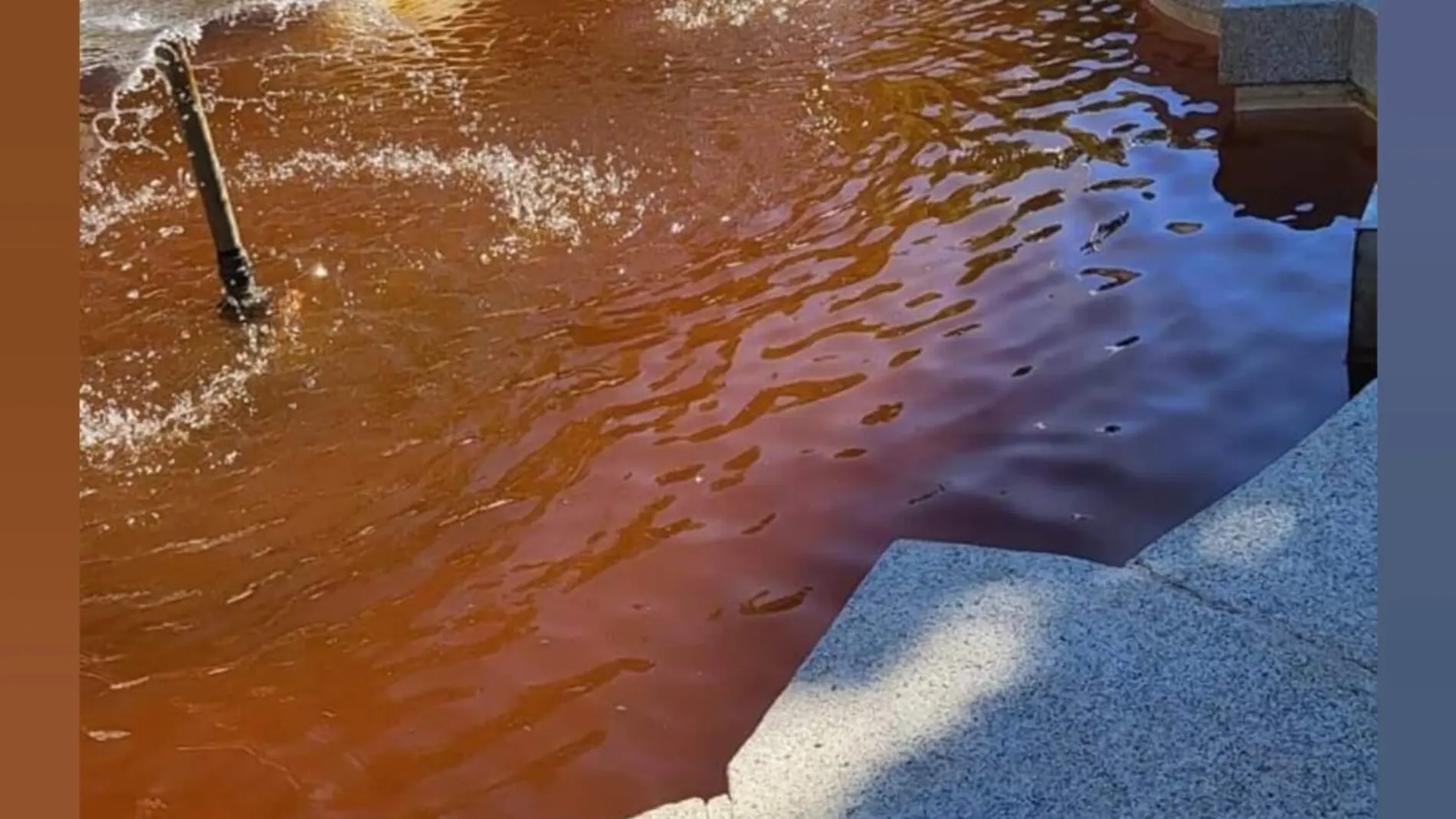 Agua oscura en una fuente de Lora del Río Agua oscura en una fuente de Lora del Río