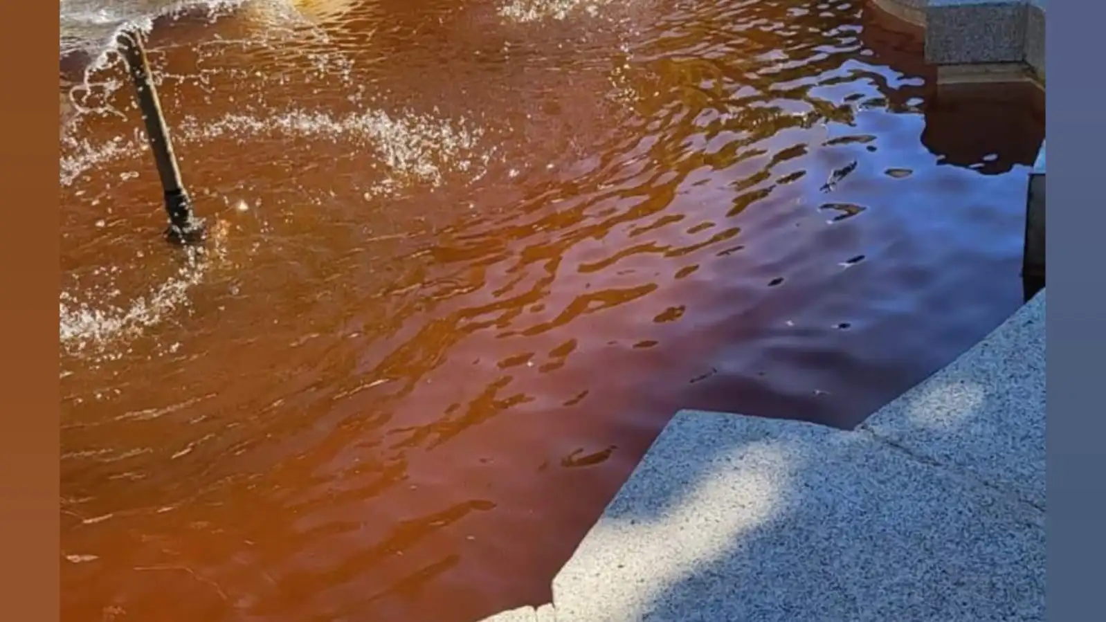 Agua oscura en una fuente de Lora del Río Agua oscura en una fuente de Lora del Río
