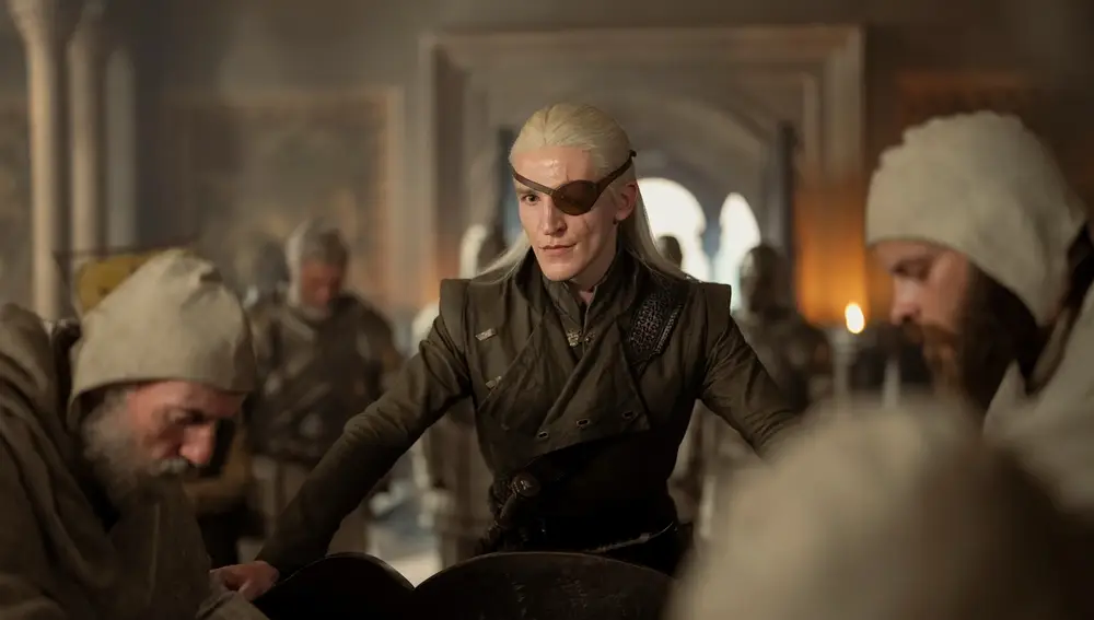 Ewan Mitchell como Aemond Targaryen en La Casa del Dragón Ewan Mitchell como Aemond Targaryen en La Casa del Dragón