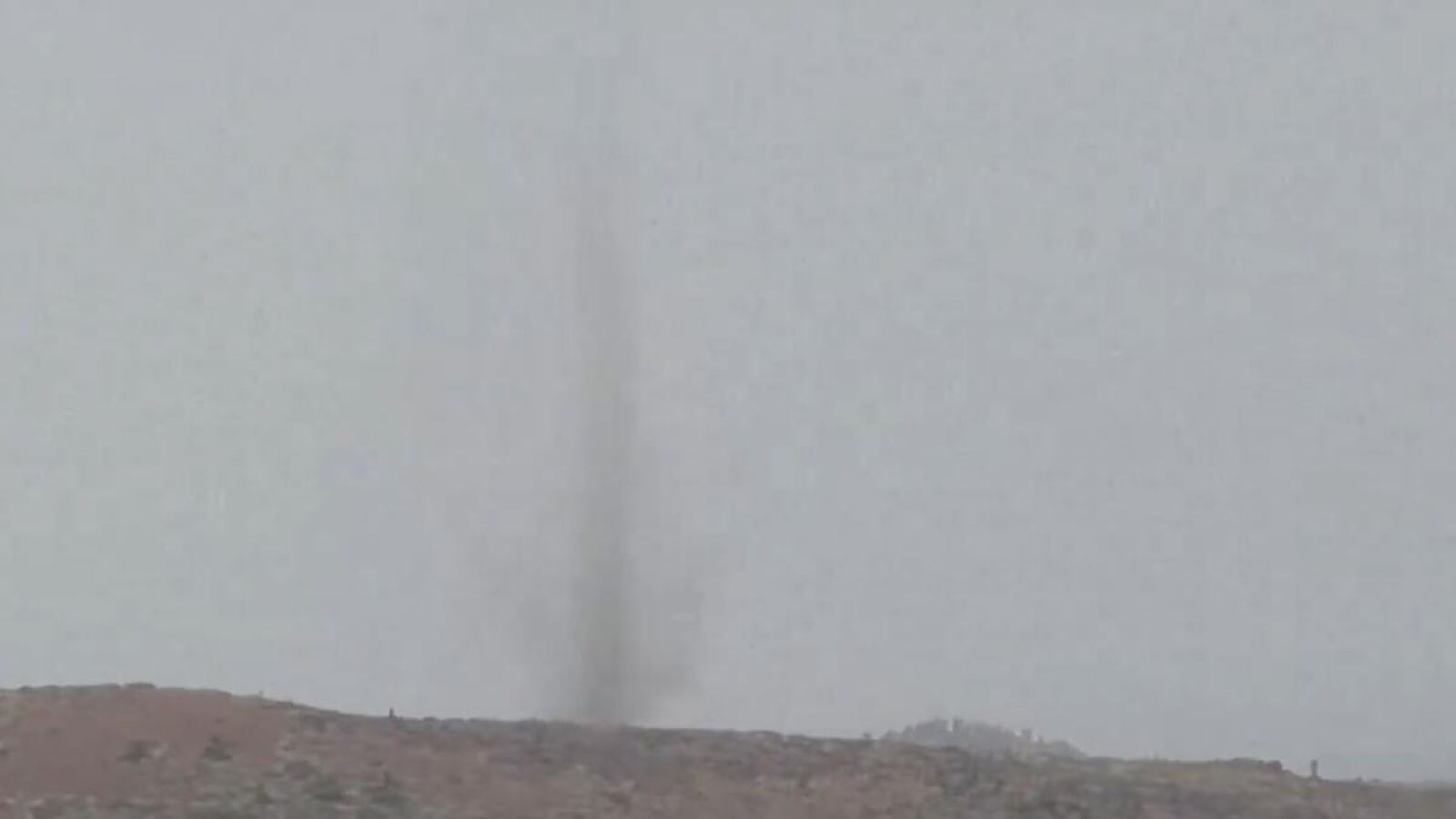 Vídeo: Espectacular ‘remolino’ de nube y arena en el Parque Nacional del Teide