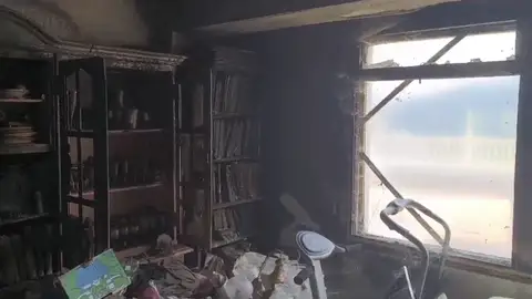 Viven en una casa quemada desde hace cuatro años y ahora les van a embargar el coche Viven en una casa quemada desde hace cuatro años y ahora les van a embargar el coche