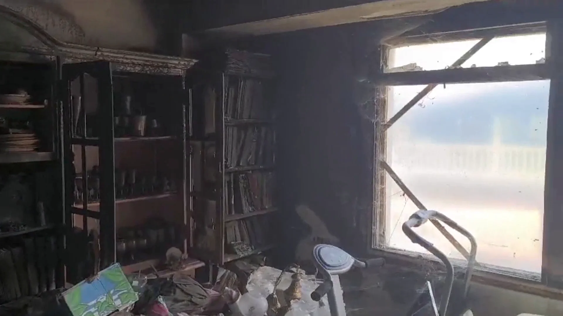 Viven en una casa quemada desde hace cuatro años y ahora les van a embargar el coche Viven en una casa quemada desde hace cuatro años y ahora les van a embargar el coche
