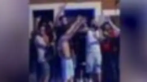 Vecinos se alzan contra unos supuestos ladrones argelinos Vecinos se alzan contra unos supuestos ladrones argelinos