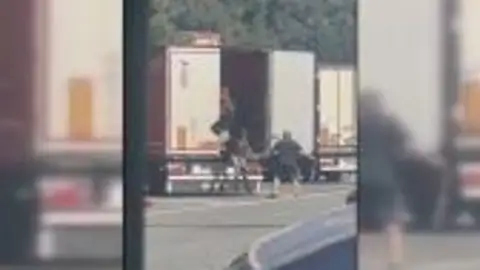 Camionero golpea a unas mujeres migrantes Camionero golpea a unas mujeres migrantes