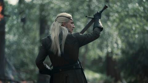 Ewan Mitchell como Aemond Targaryen en el 2x05 de La Casa del Dragón