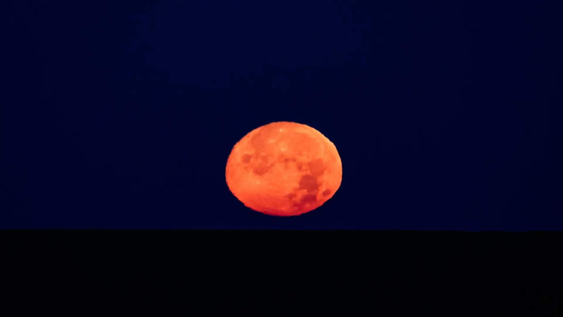 La Luna saliendo durante la 6 etapa del Dakar 2023
