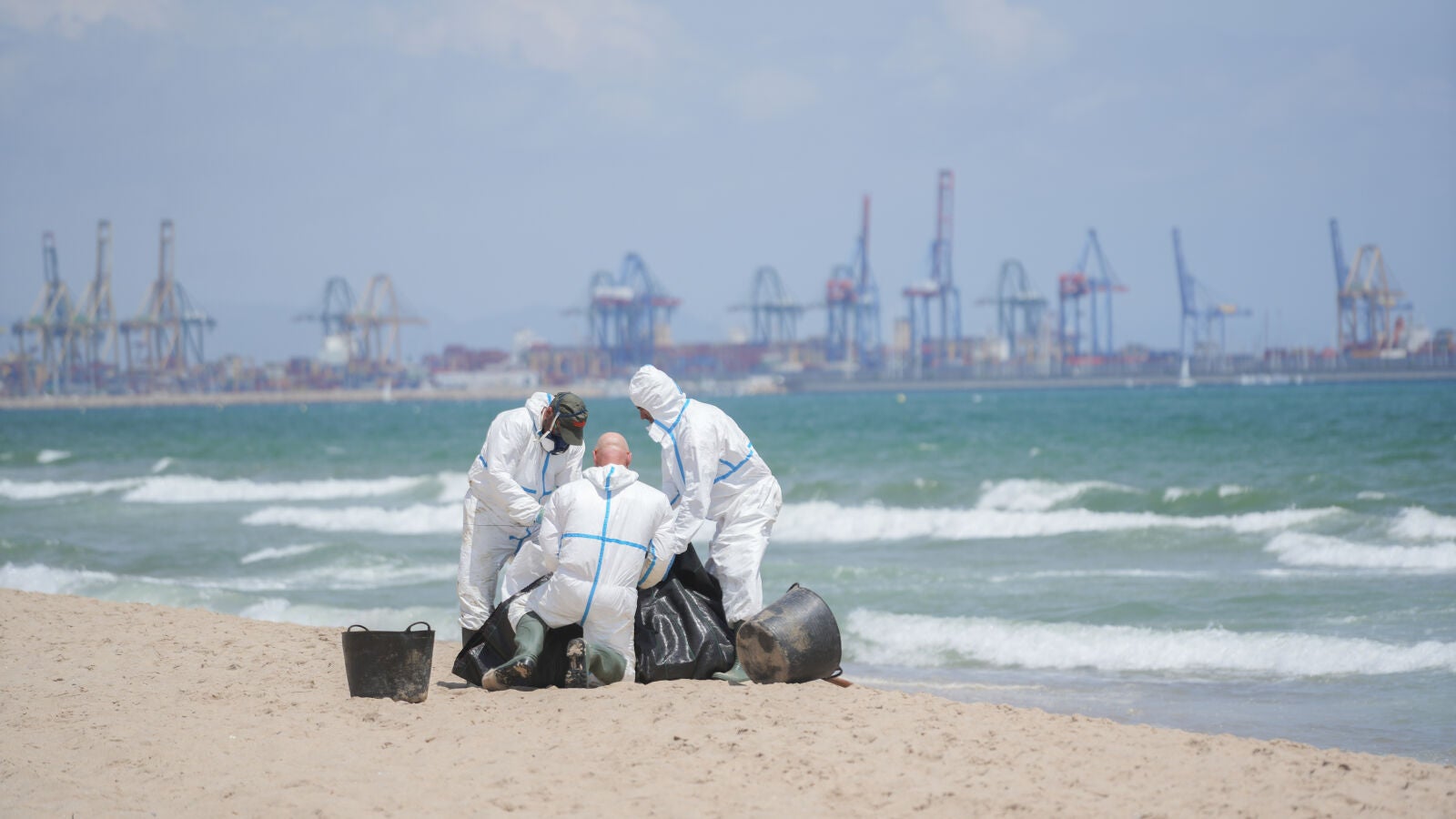 Se investiga el vertido tóxico que mantiene cerradas 3 playas en Valencia: 