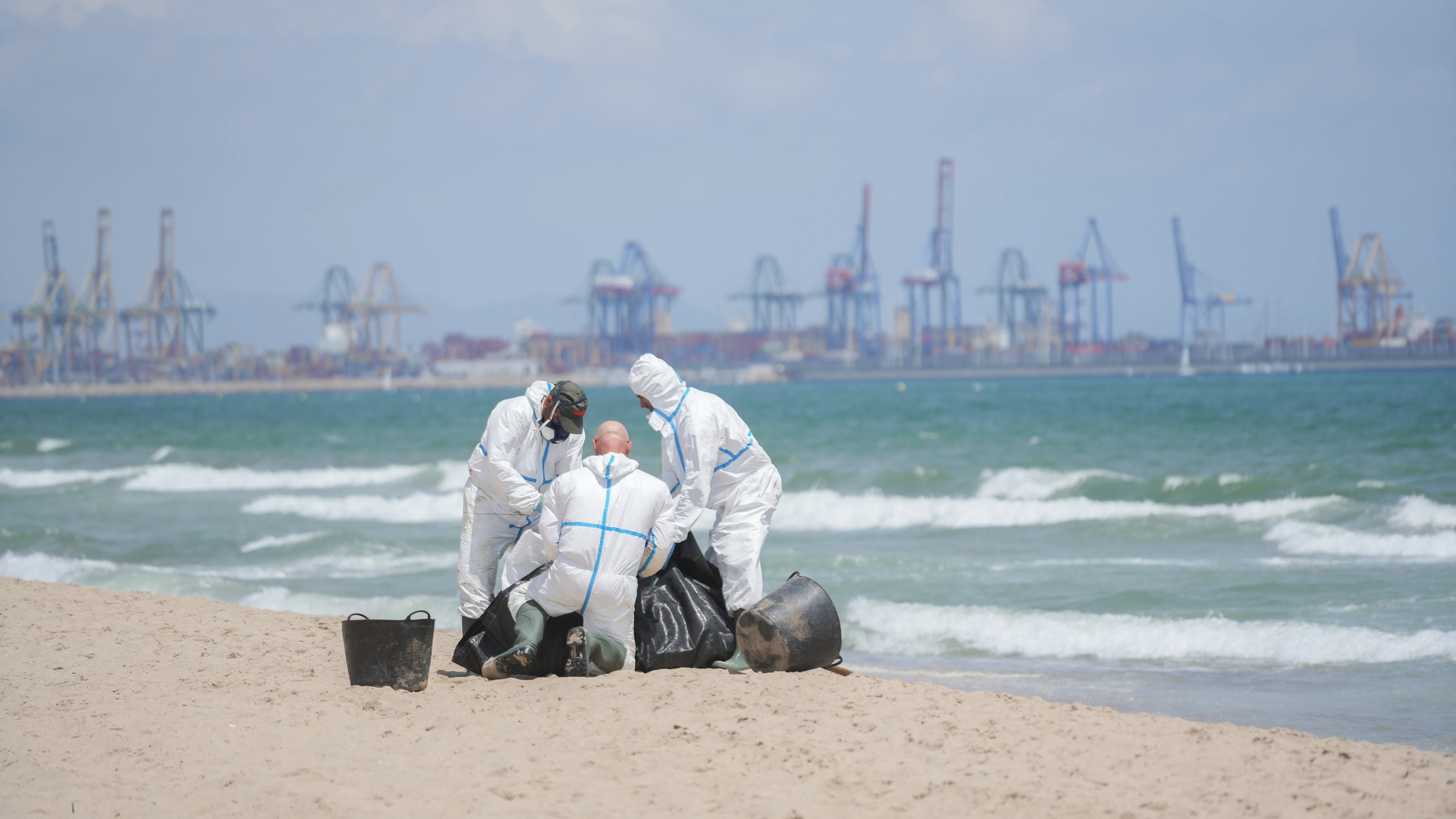 Limpieza de vertido contaminante en Valencia