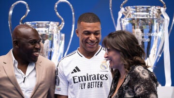 Mbappé, junto a sus padres en el estadio Santiago Bernabéu