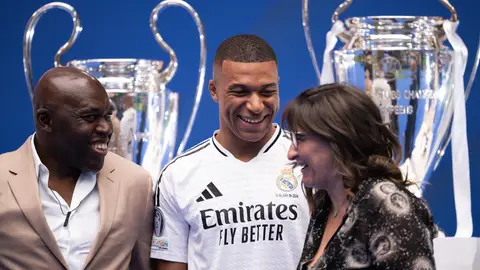 Mbappé, junto a sus padres en el estadio Santiago Bernabéu Mbappé, junto a sus padres en el estadio Santiago Bernabéu
