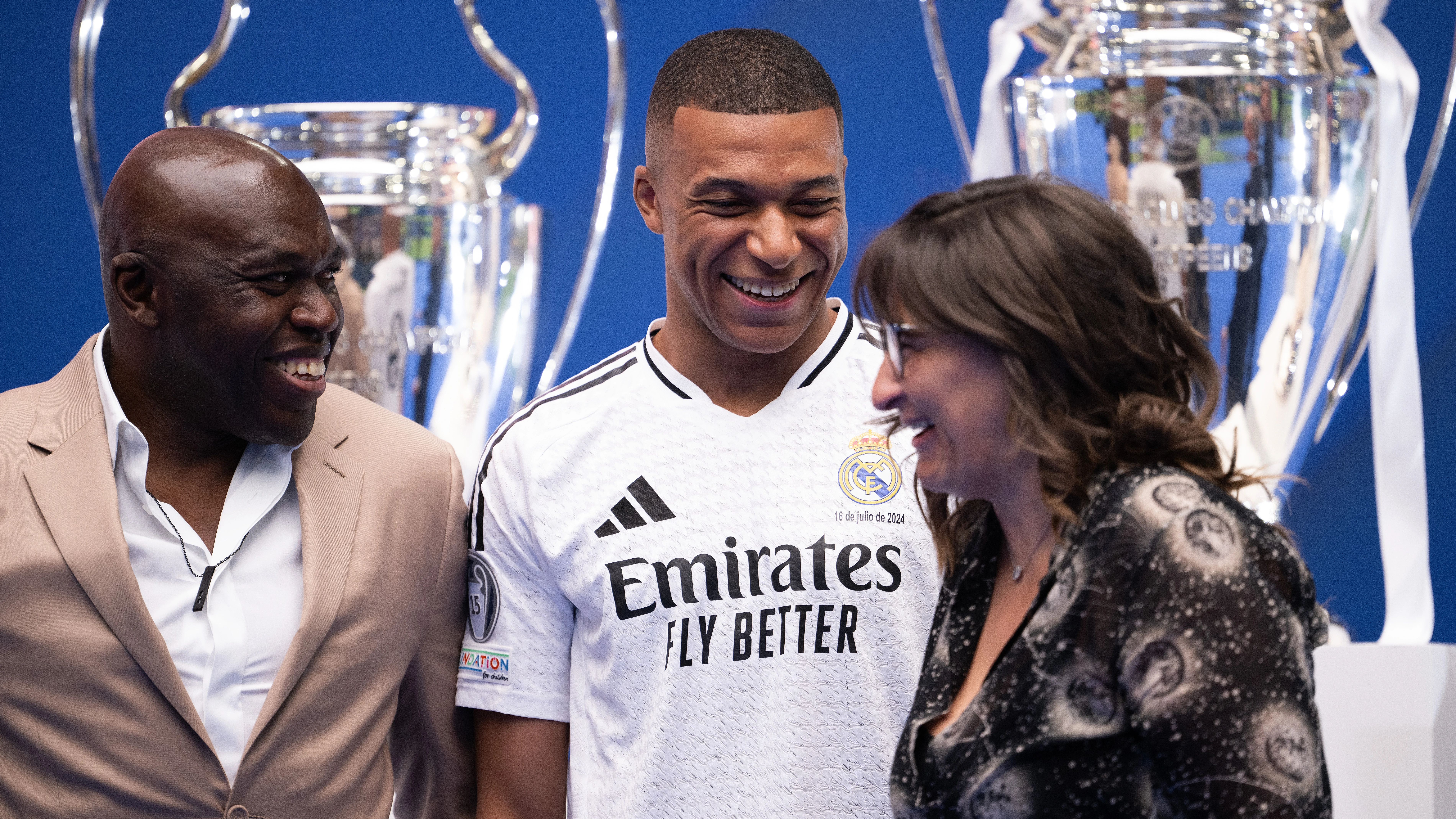 Mbappé, junto a sus padres en el estadio Santiago Bernabéu Mbappé, junto a sus padres en el estadio Santiago Bernabéu