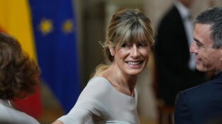 El presidente del Gobierno, Pedro S&aacute;nchez (d), junto a su mujer Bego&ntilde;a G&oacute;mez (i)