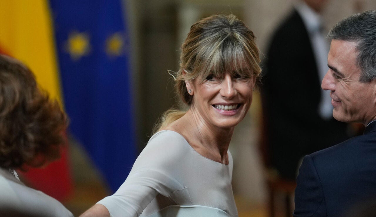 El presidente del Gobierno, Pedro S&aacute;nchez (d), junto a su mujer Bego&ntilde;a G&oacute;mez (i)