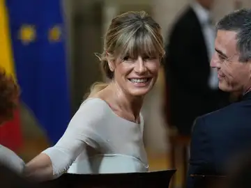 La esposa del presidente del Gobierno estará obligada a comparecer cada 15 días para firmar en sede judicial. La esposa del presidente del Gobierno estará obligada a comparecer cada 15 días para firmar en sede judicial.
