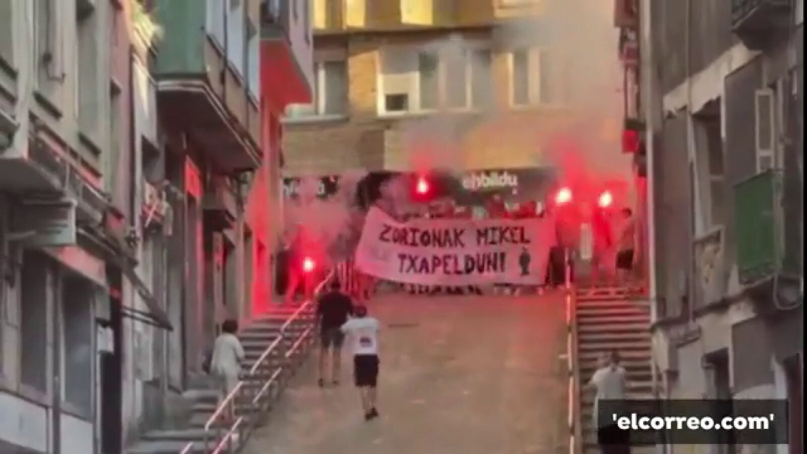 Los amigos de Oyarzabal le reciben en Eibar frente a la sede de Bildu con 'Potra salvaje' 