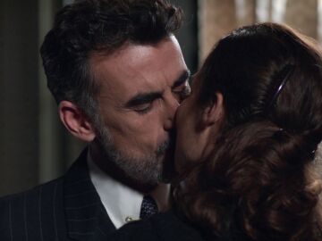 &iexcl;Por fin! Carmela se deja llevar por sus sentimientos y besa al se&ntilde;or Ferri