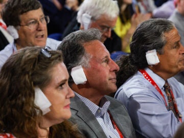 Fieles de Trump acuden a la Convención Republicana con las orejas vendadas