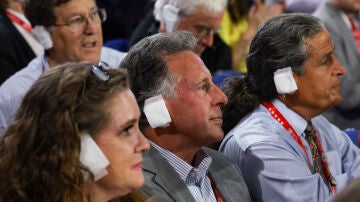 Fieles de Trump acuden a la Convención Republicana con las orejas vendadas