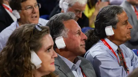 Fieles de Trump acuden a la Convención Republicana con las orejas vendadas Fieles de Trump acuden a la Convención Republicana con las orejas vendadas