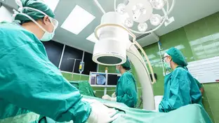 Imagen de archivo de un quirófano durante la operación a un paciente Se realiza la primera transposición de útero en España a una paciente con cáncer para proteger su fertilidad