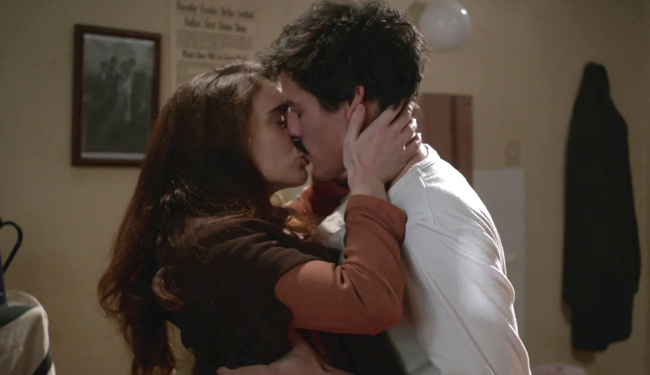 ¡Rosa y Michele se dejan llevar por la pasión! ¿Qué pasará si su familia se entera?