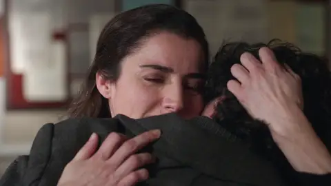 Antonio se despide de su familia para mantener su vida a salvo… ¡Vicenzo Spanò lo persigue! Antonio se despide de su familia para mantener su vida a salvo… ¡Vicenzo Spanò lo persigue!