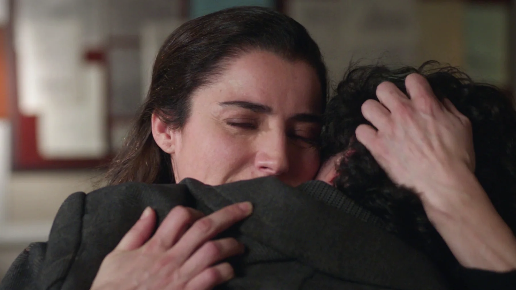 Antonio se despide de su familia para mantener su vida a salvo… ¡Vicenzo Spanò lo persigue! Antonio se despide de su familia para mantener su vida a salvo… ¡Vicenzo Spanò lo persigue!