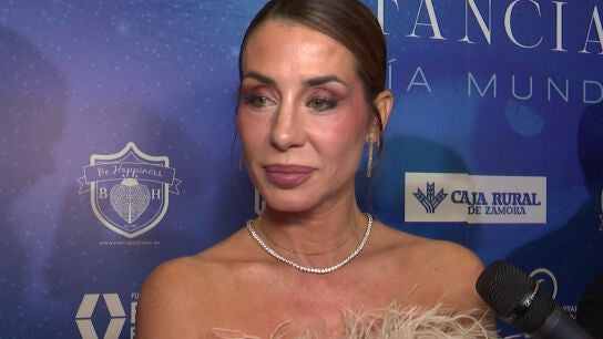 Elena Tablada haciendo declaraciones a la prensa