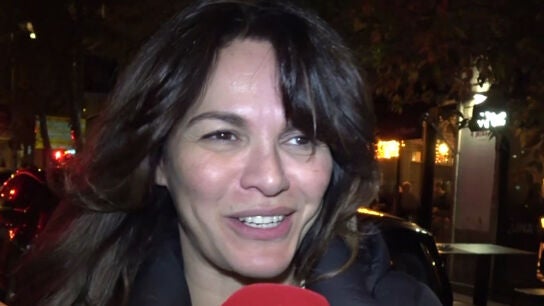 Fabiola Mart&iacute;nez haciendo declaraciones a la prensa