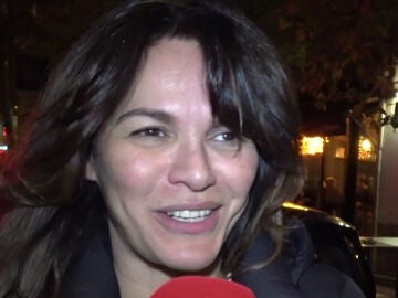 Fabiola Martínez haciendo declaraciones a la prensa