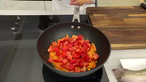 Pela el pimiento rojo, córtalo en dados, agrégalo al wok y cocínalo Pela el pimiento rojo, córtalo en dados, agrégalo al wok y cocínalo