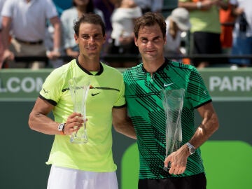 Rafa Nadal posa con el trofeo de consolación tras perder la final de Miami 2017 ante Federer