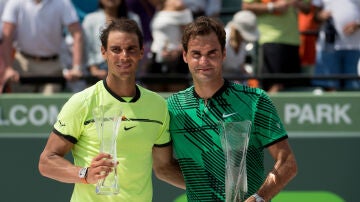 Rafa Nadal posa con el trofeo de consolación tras perder la final de Miami 2017 ante Federer