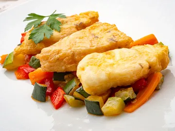 Arguiñano: "Receta con color, sabor y textura, de bacalao rebozado al estragón con verduras salteadas" Arguiñano: "Receta con color, sabor y textura, de bacalao rebozado al estragón con verduras salteadas"