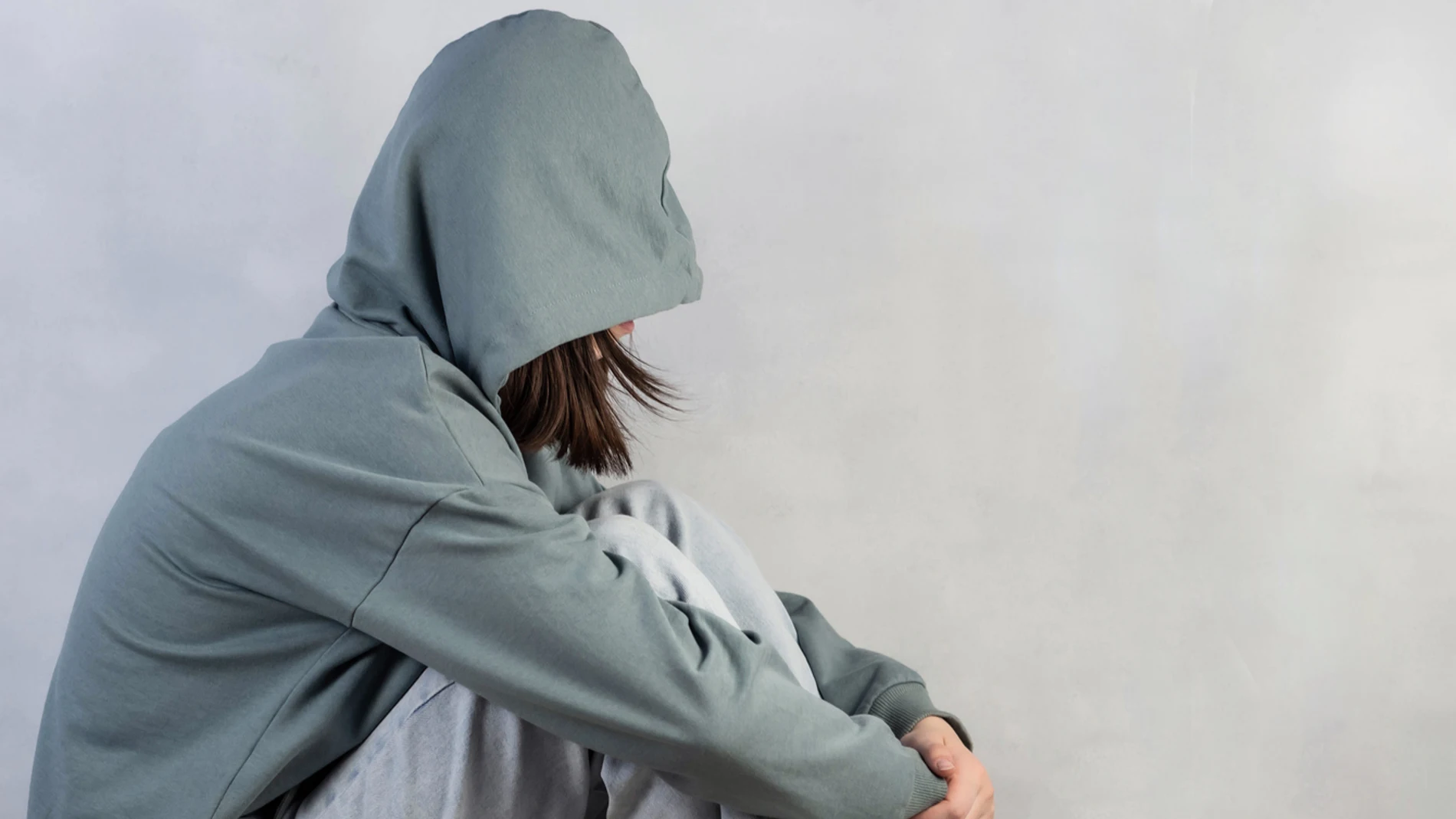 Una joven que no muestra su rostro Una joven que no muestra su rostro