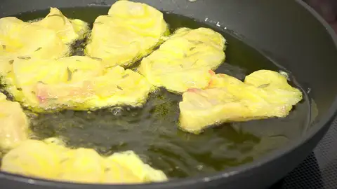 Pasa los trozos de pescado por la harina Pasa los trozos de pescado por la harina