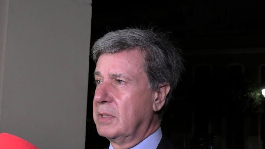 Cayetano Mart&iacute;nez de Irujo atendiendo a la prensa en Sevilla