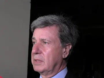 Cayetano Martínez de Irujo atendiendo a la prensa en Sevilla Cayetano Martínez de Irujo atendiendo a la prensa en Sevilla