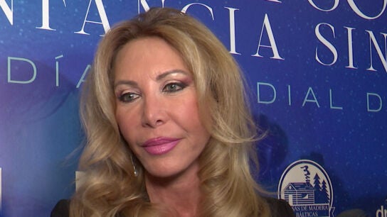 Norma Duval haciendo declaraciones a la prensa
