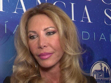 Norma Duval haciendo declaraciones a la prensa