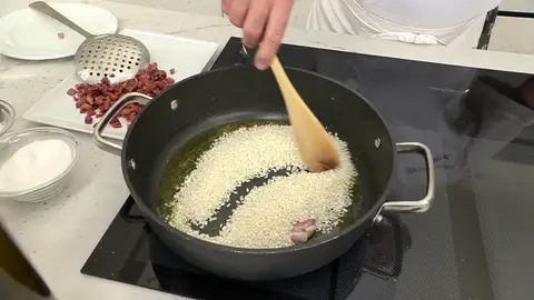 Añade el arroz, el agua Añade el arroz, el agua