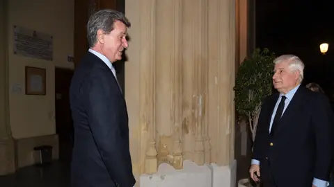 Cayetano Martínez de Irujo y su hermano Carlos, el Duque de Alba Cayetano Martínez de Irujo y su hermano Carlos, el Duque de Alba