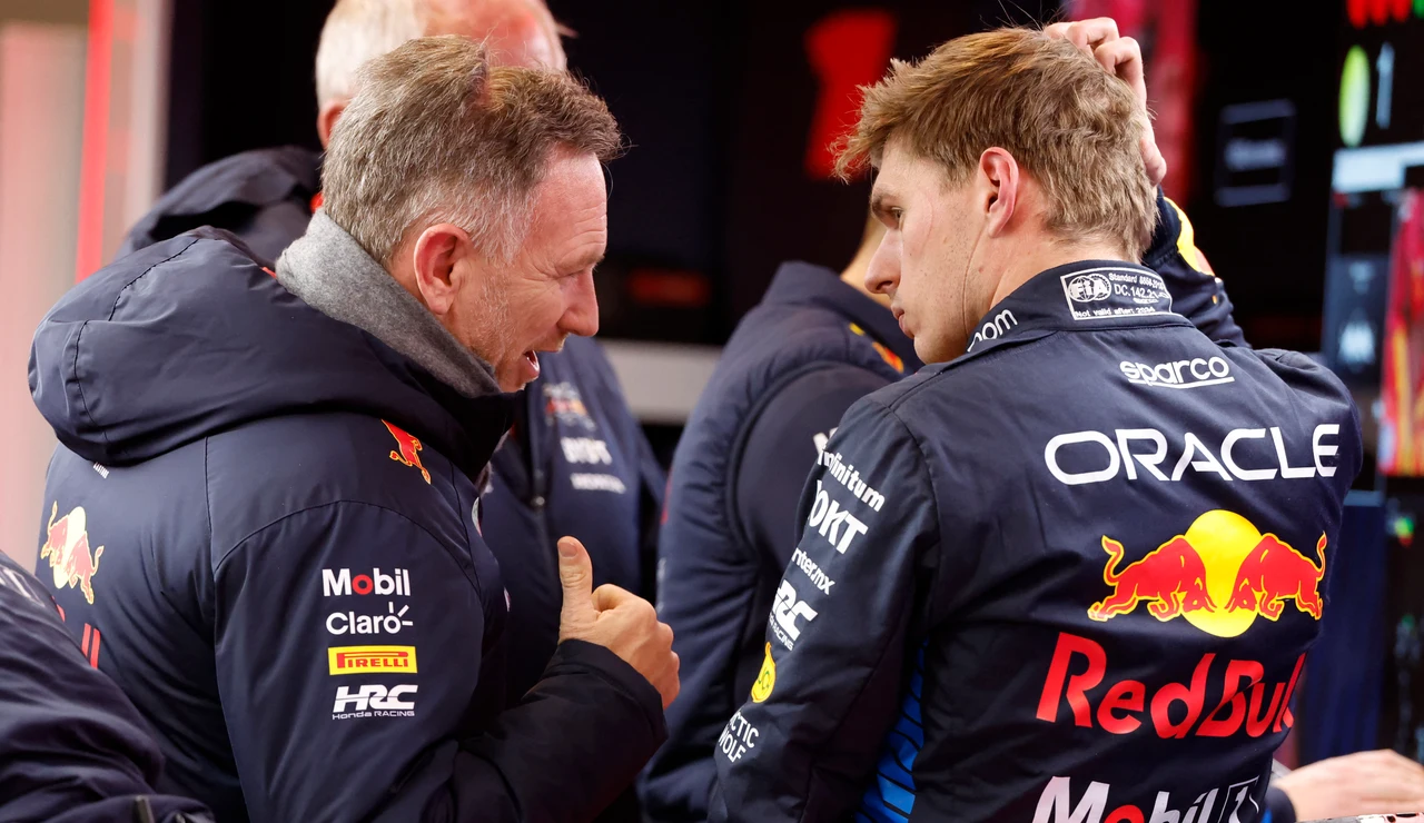 Max Verstappen charla con Christian Horner en Las Vegas