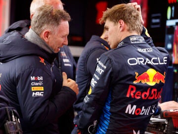 Max Verstappen charla con Christian Horner en Las Vegas