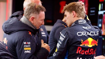 Max Verstappen charla con Christian Horner en Las Vegas